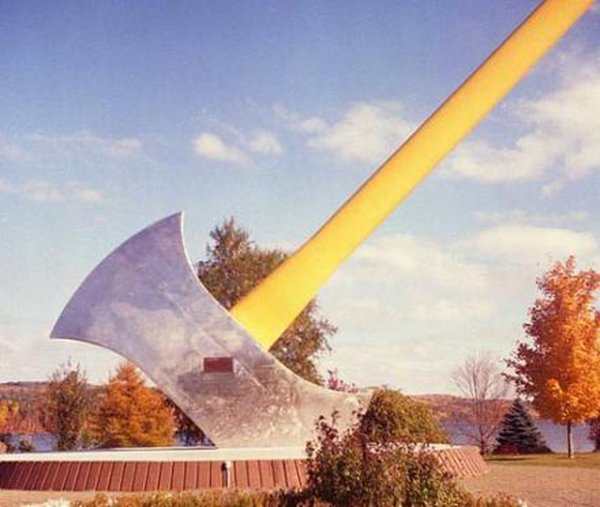 05-worlds-largest-axe.jpg
